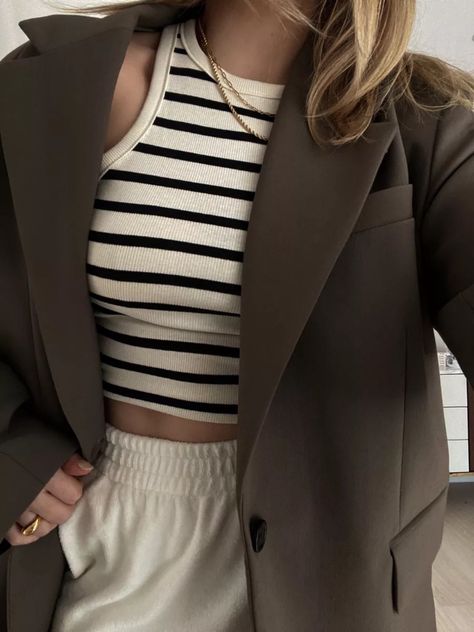 Zara Tops Outfit, Striped Tank Top Outfit Summer, Smartwear Women, Stripped Tank Top Outfits, Stripes Tank Top Outfit, Shorts And Tank Top Outfits Summer, Black And White Striped Tank Top Outfit, Stripes Top Outfit, Striped Top Outfit Summer