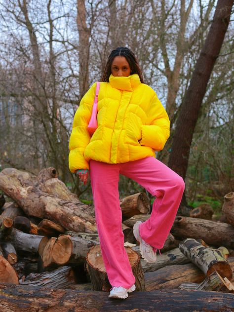 Dopamine Dressing 2023, Yellow Pink Outfit, Yellow Puffer Jacket Outfit, Puffer Jacket Outfit Aesthetic, Dopamine Dressing, Yellow Jacket Outfit, Puffer Jacket Outfits, Yellow Puffer Jacket, Maximalist Fashion