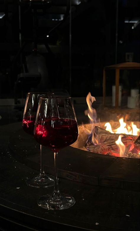 Wine Photography, Alcohol Aesthetic, Dark Feminine Aesthetic, Wine Lover, Cute Poses For Pictures, Winter Aesthetic, Night Aesthetic, Red Aesthetic, Wine Bar