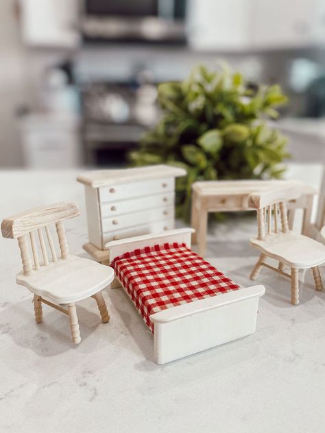 Dollar Tree Miniature Furniture, How To Make Doll House Furniture, Dollar Tree Dollhouse Furniture, Dollar Store Dollhouse, Dollar Tree Dollhouse, Diy Doll House Furniture, Dollhouse Furniture Plans, Doll Furniture Tutorial, Dollhouse Furniture Tutorials