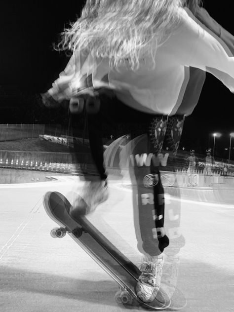 Astroworld skateboarding aesthetic Black And White Skater Aesthetic, 90s Skater Girl Aesthetic, Loud Photos Aesthetic, Skateboard Wallpapers, Skater Aesthetic Wallpaper, Aesthetic Skateboard, Skater Girl Aesthetic, Skateboarding Aesthetic, Skate Aesthetic