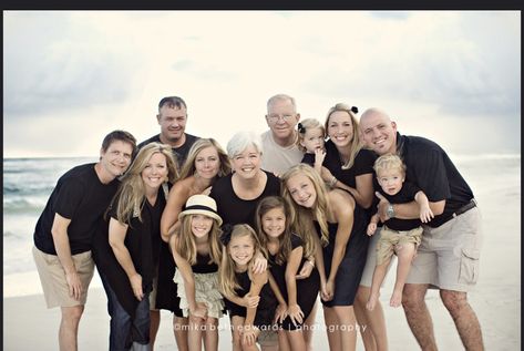 Large Family Photography, Large Group Photos, Large Family Portraits, Large Family Poses, Beach Picture Outfits, Big Family Photos, Extended Family Photos, Large Family Photos, Family Portrait Poses