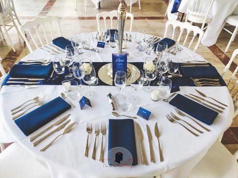 Table ronde mariage bleu marine et argent dans un univers plutot minimaliste Table Ronde, Glam Wedding, Wedding Deco, Wedding Reception Decorations, Reception Decorations, Wedding Table, Wedding Reception, Table Settings, Table Decorations