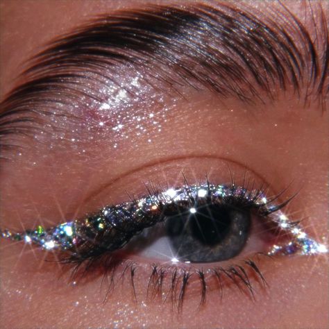 Eyeliner Glitter, Concert Makeup, Glitter Eye Makeup, Glitter Eye, Glitter Pigment, Smink Inspiration, Makijaż Smokey Eye, Glitter Party, Makeup Eye Looks