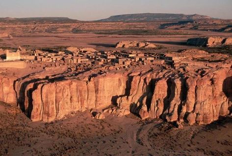 The village sits perched on a steep mesa, the adobe buildings appear to blend with the landscape. It offers a perfect view of the land surrounding the village and, at one point in time, safety from enemies. Acoma Pueblo, Travel New Mexico, Weird West, Sky City, Mexico History, New Mexico Usa, Dream Place, Land Of Enchantment, Mexico Vacation