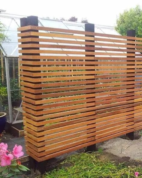 Unique Fences, Natural Privacy Fences, Pagar Modern, Small Garden Fence, Fence Building, Homemade Garden, Wood Fence Design, Modern Fence Design, Fence Designs