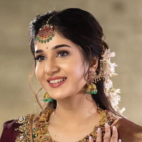 Simple Indian Bride Makeup, Brahmin Wedding Brides, Subtle South Indian Bridal Makeup, Natural Makeup Look For Bride, South Indian Bridal Makeup Traditional, Natural Indian Bridal Makeup, Latest Bridal Makeup Indian, Natural Makeup Look For Wedding, Simple South Indian Bride