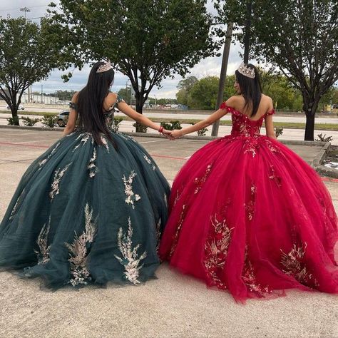 Twin Quinceanera Dresses, Twin Quinceanera Photoshoot Ideas, Twins Quinceanera Ideas, Double Quinceanera Ideas, Quince Twins, Quince Photoshoot Ideas With Family, Twin Quinceanera Ideas, Twin Quinceanera, Twins Quinceanera