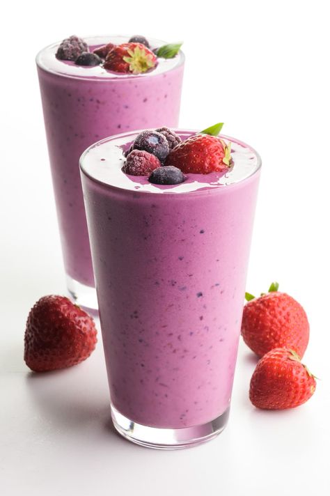 Frozen Berry Smoothie, Tomato Smoothie, Strawberry Blueberry Smoothie, Triple Berry Smoothie, Blueberry Crumble Bars, Mixed Berry Smoothie, Berry Smoothie Recipe, Perfect Healthy Breakfast, Frozen Bananas