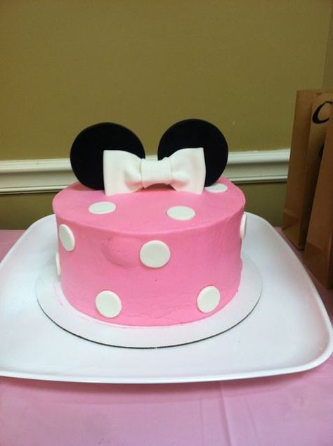 Cute cake at a Minnie Mouse Party #minniemouse #partycake Minnie Mouse Cake Easy, Easy Minnie Mouse Cake, Minnie Mouse Party Games, Simple Minnie Mouse Cake, Disney Writing, Minnie Mouse Birthday Party Ideas, Birthday Minnie Mouse, Minnie Cake, Simple Cake