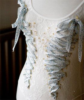 DIY corset top.  I would change the way it was done though, like putting the ribbon on the back and making it permanent Safety Pin Corset, Diy Corset Top, Diy Corset, Lace Body, Diy Ribbon, Fabric Projects, Diy Shirt, Safety Pin, Upcycle Clothes