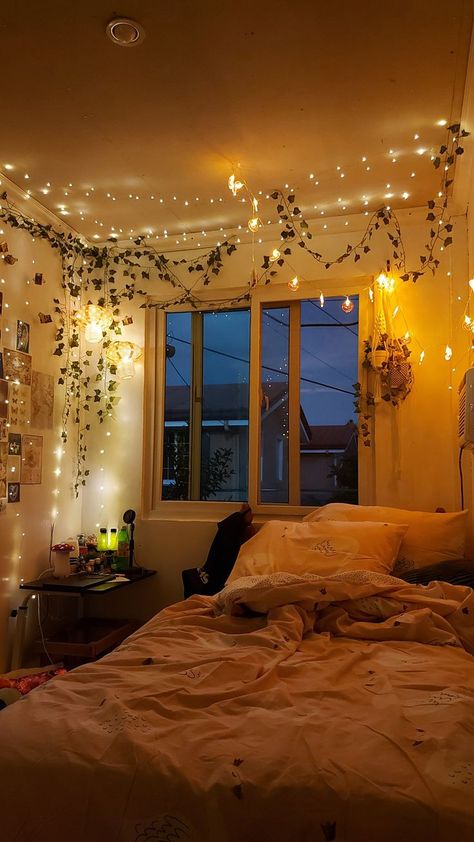 A comfy looking, aesthetic bedroom, with fairy lights and vines along the ceiling and walls. Perfect sleep room for teenagers. Fairy Lights Room, Cozy Bedroom Lighting, String Lights In The Bedroom, Fairy Lights Bedroom, Redecorate Bedroom, Cozy Room Decor, Dreamy Room, Room Makeover Bedroom, Dream Room Inspiration