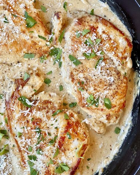 This one-skillet dinner is a total weeknight win. READ MORE... Chicken Asiago, Creamy Garlic Parmesan Chicken, Creamy Chicken Dinner, Garlic Parmesan Sauce, Chicken Easy, Dinners To Make, Garlic Parmesan Chicken, Keto Ideas, Parmesan Chicken