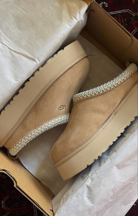 ugg tazz platform sand 🧸 Platform Tazz Ugg, Ugg Slides Aesthetic, Sand Tazz Uggs, Platform Tazz Ugg Outfit, Ugg Tazz Sand Outfit, Ugg Tazz Sand, Sand Uggs, Low Uggs, Tazz Ugg