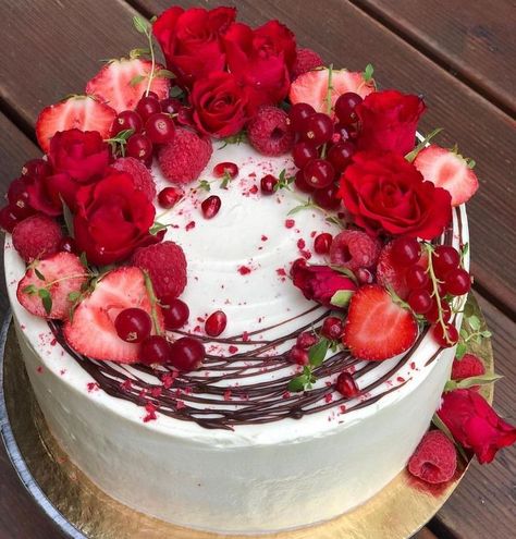 Wedding cake White Cake With Roses, Red White Cake, Strawberry Cake Decorations, Cake With Roses, Fruit Cake Design, Rose Wedding Cake, Bolo Red Velvet, Fresh Fruit Cake, Wedding Cake Roses