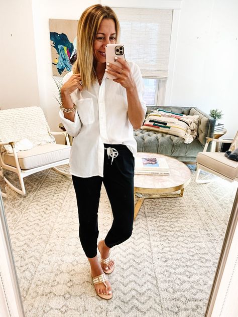 12 Ways to Style the Vuori Joggers - The Motherchic Vuori Outfit, Linen Joggers Outfit, Vuori Joggers, Athleta Outfits, Zip Hoodie Outfit, Athleisure Outfits Fall, Plane Outfit, Fall Athleisure, Best Joggers