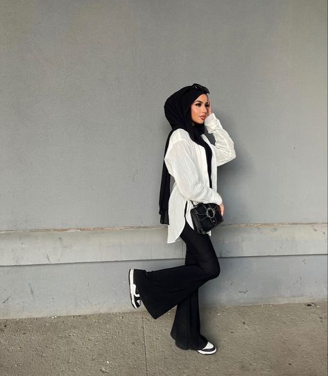 Black Tshirt Hijab Outfit, Black And White Hijabi Outfits, Bootcut Pants Outfit Hijab, Hijabi Flare Pants Outfit, Black Pants Outfit Hijab, Black And White Outfits Hijab, Black Flares Outfit, Flair Pants Outfit, Black Flare Leggings Outfit