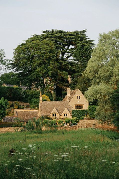 11 Prettiest Towns In The Cotswolds To Visit - Hand Luggage Only - Travel, Food & Photography Blog Arlington Row, Cotswolds Cottage, Visit Uk, Wales Travel, United Kingdom Travel, Beautiful Streets, Home Inspiration, Hand Luggage, Beautiful Villages