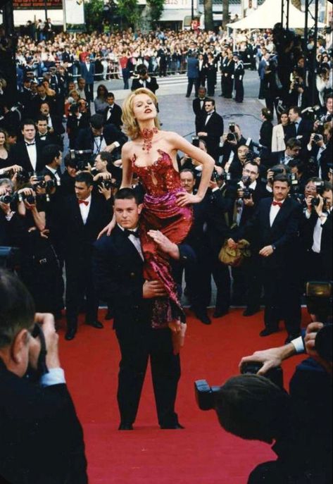 hollywood glamour 90s red carpet supermodel Red Carpet Aesthetic, Cannes Film Festival Red Carpet, Festival Aesthetic, Eva Herzigova, Original Supermodels, Helmut Newton, American Princess, Older Fashion, Pose Reference Photo