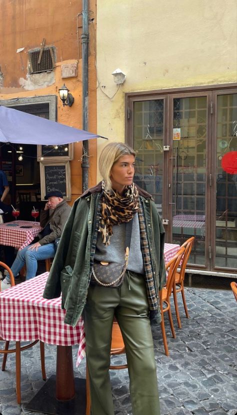 Barbour Jacket Women Outfit, Barbour Jacket Women, Barbour Style, Gala Gonzalez, Jacket Outfit Women, Emmanuelle Alt, Looks Country, Daily Outfit Inspiration, Fall Winter Outfits