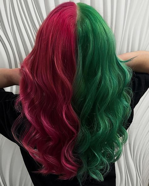 Split Dyed Hair Pink And Green, Best Split Dye Colors, Green And Red Split Dye, Red And Green Hair Split, Green And Pink Split Dye, Red And Green Hair Christmas, Pink And Green Hair Split, Red And Green Hair Color, Pink And Green Hair Dye