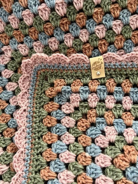 Crochet Blanket Border Crochet Borders For Chunky Blankets, Colorful Granny Square Blanket, Crochet Blanket Edge, Crochet Blanket Trim, Granny Square Blanket Border, Crochet Edge Blanket, Baby Blanket Border, Blanket Border Crochet, Granny Square Border