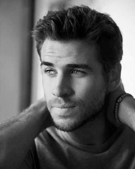 Liam Hemsworth Aesthetic, Chris Hemsworth Portrait, Chris Hemsworth Black And White, Liam Hemsworth The Last Song, Liam Hemsworth Black And White, Men's Health Magazine, Chris Hemsworth Back Muscles, Underground Club, Mens Health Magazine