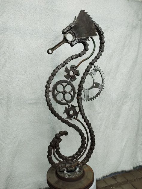 Seahorse Metal Art, Bike Chain Art, Weld Projects, Weld Art, Chain Art, Seahorse Art, Wind Art, Welding Ideas, Art Fish