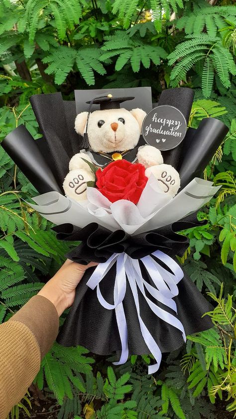 buket  wisuda Graduation Flowers Bouquet, Bouquet Diy Gift, Creative Graduation Gifts, Graduation Flower Bouquet, Diy Graduation Gifts, Graduation Bouquet, Graduation Flowers, Diy Bouquet Wrap, Graduation Gifts For Him