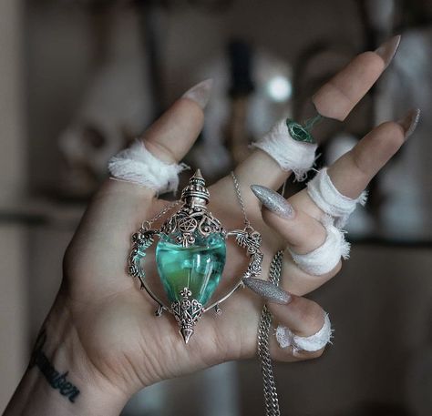 A stunning witchy potion necklace😍🧪🧙🏻‍♀️ 📸 deathlyberry #witchyvibes #gothaccessories #gothgirl #witch #witchesmagic Halloween Witch Accessories, Witch Jewelry Necklace, Witch Assesories, Crystal Witch Outfit, Witch Jewelry Aesthetic, Witch Trinkets, Witchy Jewelry Aesthetic, Ren Faire Jewelry, Witchy Goth Style