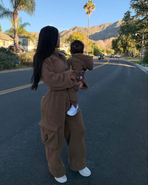 Pregnancy Outfits Street Style, Mom Goals Aesthetic, Cute Family Outfits, Mommy And Baby Outfits, Mommy And Me Outfits Boy, Pregnancy Fall Outfits, Pregnant Fall Outfits, Fall Pregnancy Outfits, Boy Mom Pictures