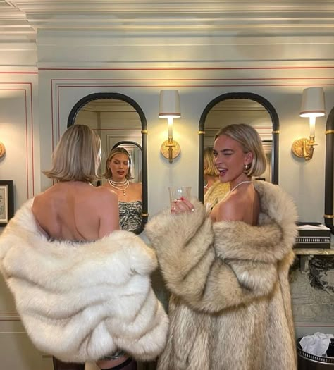 Super Rich Kids, Coat Outfit, Mob Wives, Jacket Outfit, Winter Fits, Lily Collins, Fur Coats, Winter Aesthetic, A Mirror