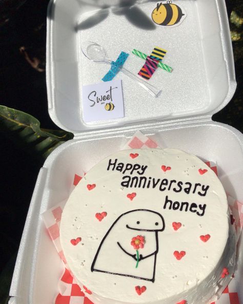 Small Aniversary Cakes Ideas, Bento Box Cake For Boyfriend, Lunch Box Cake Anniversary, Lunch Box Cake Ideas For Boyfriend, Anniversary Small Cake, 365 Days Cake, Happy Anniversary Bento Cake, Creamery Shop, Happy Monthsary Cake