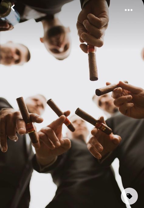 How to POSE with your Groomsmen. Groomsmen Shots Photo, Groomsmen With Cigars, Groomsmen Funny Photos, Groom And Groomsmen Photos Funny, Unique Groomsmen Photos, Wedding Aesthetic Groomsmen, Groomsmen Prompts, Groomsmen Getting Ready Pictures, Groomsman Photo Ideas