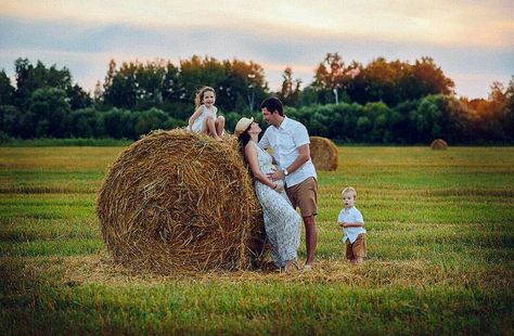 Hay Bale Family Pictures, Hay Bale Family Photoshoot, Pregnet Pictures, Haybale Photoshoot, Hay Bale Pictures, Hay Bale Photoshoot, Farm Picture Ideas, Farm Family Pictures, Family Photoshoot Poses