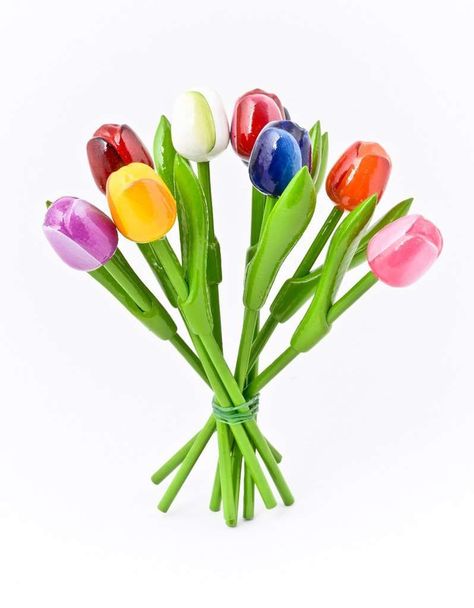 Wooden Tulips, The Long Lasting Iconic Dutch Flower, The perfect plant for bad gardeners. But also for people who like to have tulips all year. These flowers do Wooden Tulips, Tulips Arrangement, Dutch Golden Age, Tulip Festival, Tulip Bulbs, Blue Tulips, Flower Holder, Kinds Of Colors, Delft Blue