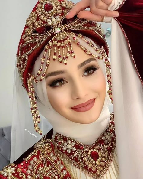 Bride With Hijab, Turkish Bride, Bridal Hijab Styles, Muslim Wedding Gown, Hijabi Brides, Ramzan Mubarak, Muslim Bridal, Muslimah Wedding Dress, Muslimah Wedding