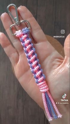 Diy Macrame Square Knot Variation #macrame#tutorial#keychain#diy#ideia#criatividade#chaveiro Macrame Square, Macrame Square Knot, Square Knot, Diy Macrame, Macrame Tutorial, Diy Keychain, Macrame Diy, Macrame, Knot