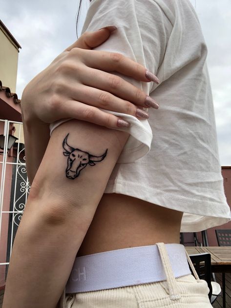 Tattoo Papillon, Cow Skull Tattoos, Taurus Bull Tattoos, Bull Skull Tattoos, Bull Tattoo, Cow Tattoo, Tattoo Shading, Bull Tattoos, Tattoo Trend