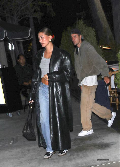 Hailey Bieber Samba, Hailey Bieber Outfits 2024, Hailey Bieber Outfits Winter, Hailey Bieber Coat, Hailey Baldwin Street Style Summer, Hailey Bieber Adidas, Hailey Bieber Winter Outfits, Hailey Bieber Looks, Hailey Bieber Casual