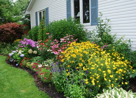 Small English Garden, Cottage Patio, English Garden Design, Cottage Garden Design, Garden Wallpaper, Flower Garden Design, Longwood Gardens, Garden Shrubs, English Cottage Garden