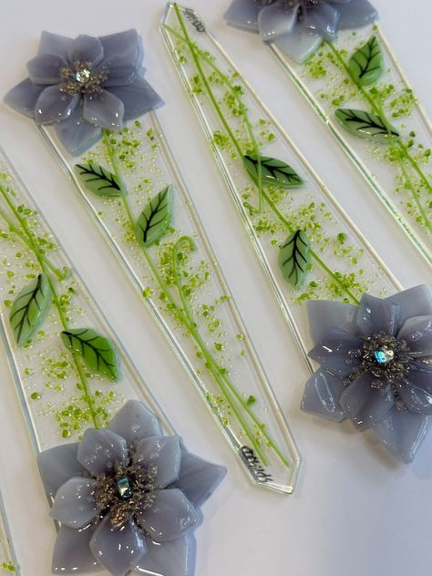 Fused Glass Plant Stakes and Garden Stakes purple Flower - Etsy Canada China Spring, Plant Stakes, Glass Fusion Ideas, Glass Fusing Projects, Hobby Ideas, Christmas Baskets, Glass Designs, Fused Glass Jewelry, Stained Glass Designs