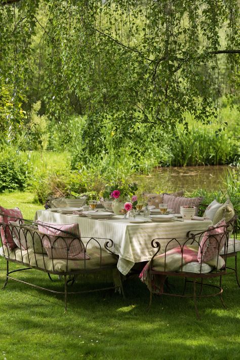 Garden Sitting Areas, Garden Decking, Susie Watson, Terrace Decor, Garden Inspo, Red Cushions, Have Inspiration, Table Set Up, Shade Trees