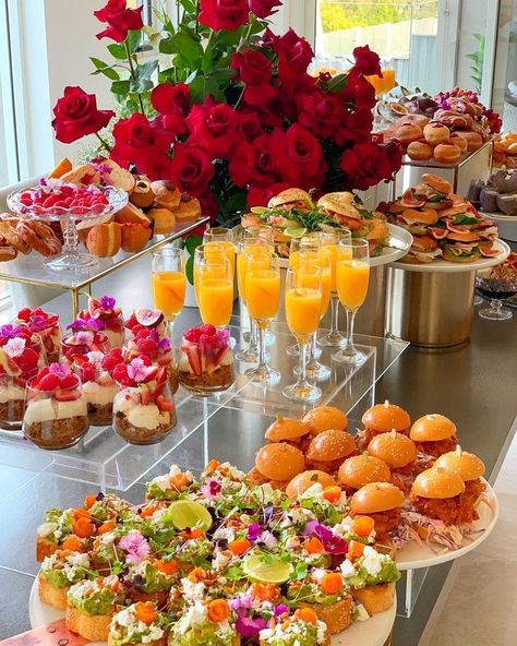 Party Food Buffet, Brunch Buffet, Party Food Platters, Birthday Brunch, Mothers Day Brunch, Food Displays, Snacks Für Party, Buffet Food, Food Display