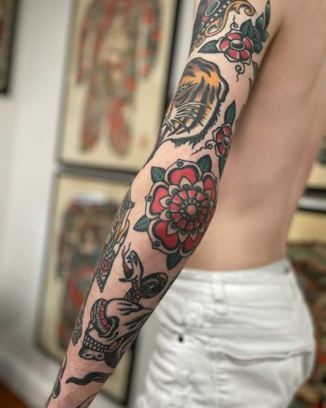 Traditional Tattoo Banner, Traditional Tattoo Elbow, Tatuajes Old School, Cowgirl Tattoos, Traditional Tattoo Inspiration, Elbow Tattoo, Traditional Tattoo Designs, Traditional Tattoo Sleeve, Elbow Tattoos