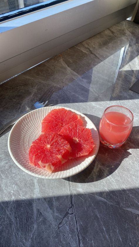 grapefruit morning juice aesthetic guthealth Pink Juice Aesthetic, Fruit Juice Aesthetic, Susie Core, Grapefruit Aesthetic, Juice Aesthetic, Grapefruit Benefits, Morning Juice, Barbie Vibes, Future Office