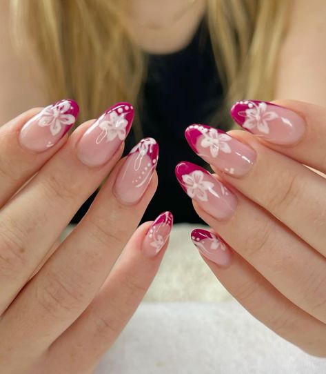 There's a new beauty trend taking over Instagram and it's absolutely stunning. Say hello to "quartz nails". Hawaiian Wedding Nails For Bride, Hibiscus Nail Art Hawaii, French Nails Flower Design, White Hibiscus Flower Nails, Habisquis Flower Nail, Nails For Hawaii Vacation, Hawaiian Flower Nails Acrylic, Hibiscus Flower Nails, Hawaiian Flower Nails