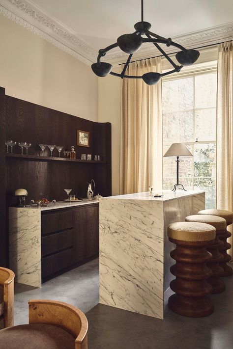 Murudé Designs West London Victorian-Style Townhouse - Vogue Australia Wood Bar Design, Dark Wood Bar, Home Bar Design, Victorian Townhouse, Bar Inspiration, Home Bar Designs, Design Exterior, High Ceilings, Wood Bar