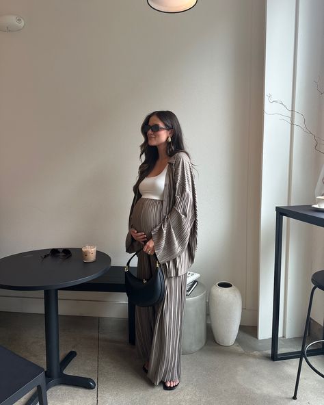 Coffee dates and comfy sets 🤎🍂☕️ Two piece set is @commense.official Bag @amazonfashion Heels @zara — bump style, bump fashion, style the bump, coffee shop ootd aesthetic, neutral style, cute minimal style, two@price comfy set Maternity Lunch Outfit, Maternity Elegant Outfit, Matanity Outfit, Business Pregnancy Outfits, Pregnancy Athleisure Outfits, Pregnant Street Style Summer, Pregnancy Outfits Comfy, Midsize Pregnancy Outfits, Pregnant Office Outfit