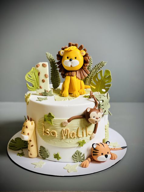 Animal Themed Birthday Party Cake, 1st Birthday Cake Animal Theme, Jungle Theme First Birthday Cake, Zoo Birthday Cake Boy, Lion Jungle Cake, Cake Designs Jungle Theme, Wildlife Birthday Cake, Wild Cake Birthday, Jungle Bday Cake